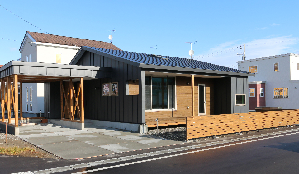 ガルバリウム鋼板と杉板のバランスを意識してデザインしています。
