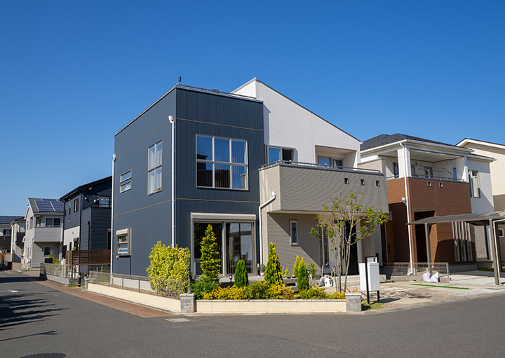 ハウスメーカーや工務店に依頼する